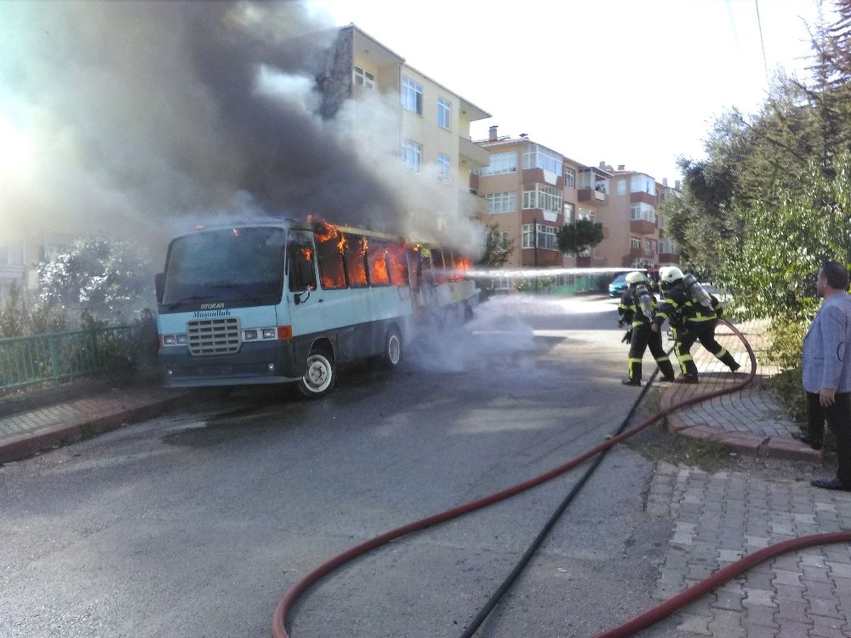 Bir Ay Önce 40 Bin TL\'ye Aldığı 2 Minibüs Küle Döndü
