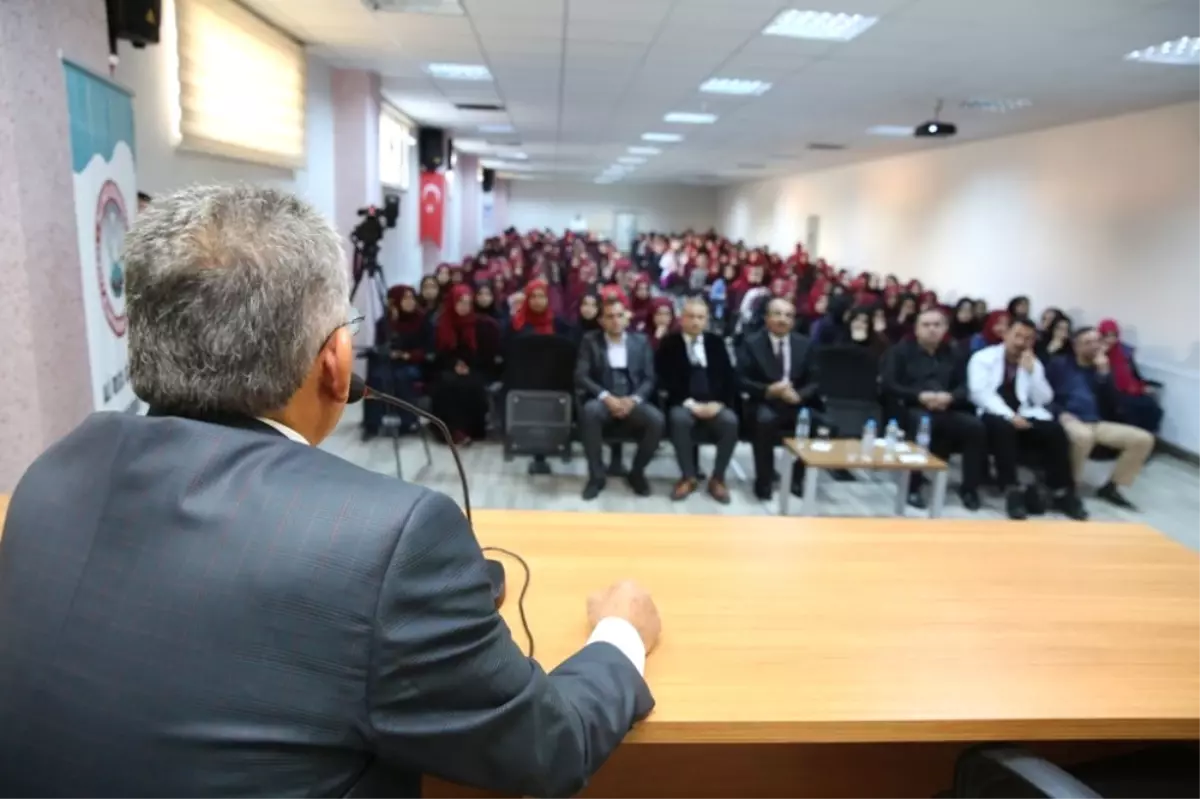 Büyükkılıç, Ali Rıza Özderici Anadolu Kız İmam Hatip Lisesi\'nde Kariyer Günleri\'nin Konuğu Oldu