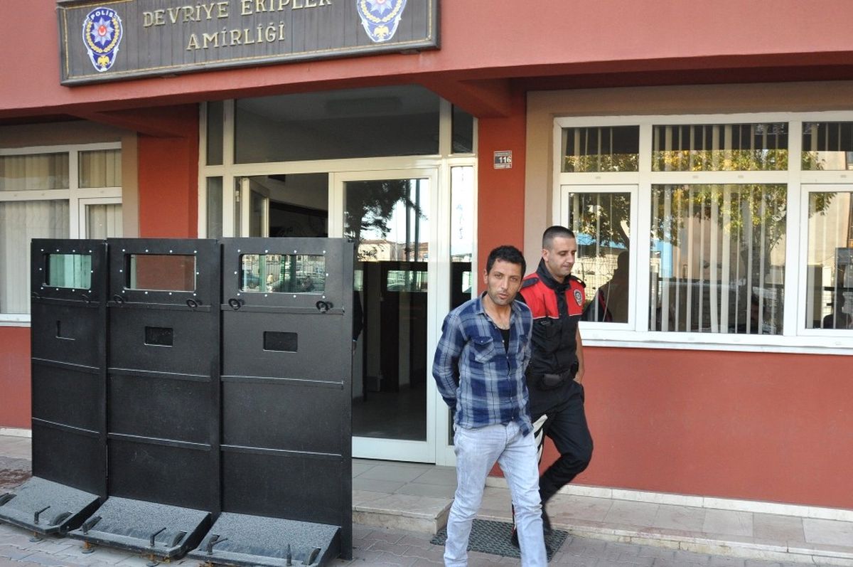 Çaldığı Çantayı Karakol Duvarına Bıraktı, Polisler Alarma Geçti
