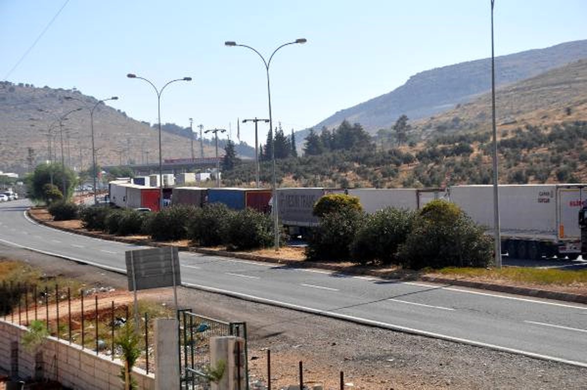 Cilvegözü\'nde Tır Kuyrugu 5 Kilometre Oldu