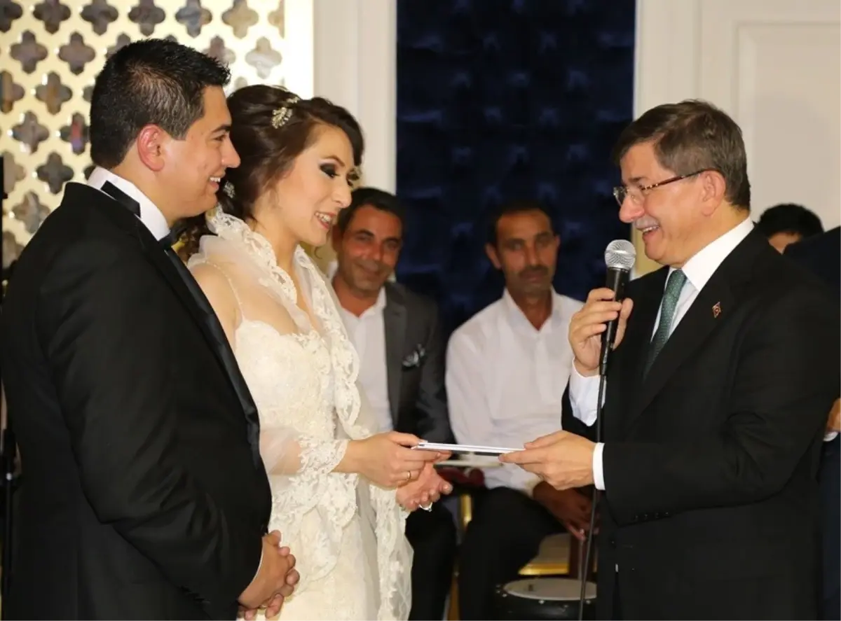 Davutoğlu Yeğeninin Nikah Törenine Katıldı