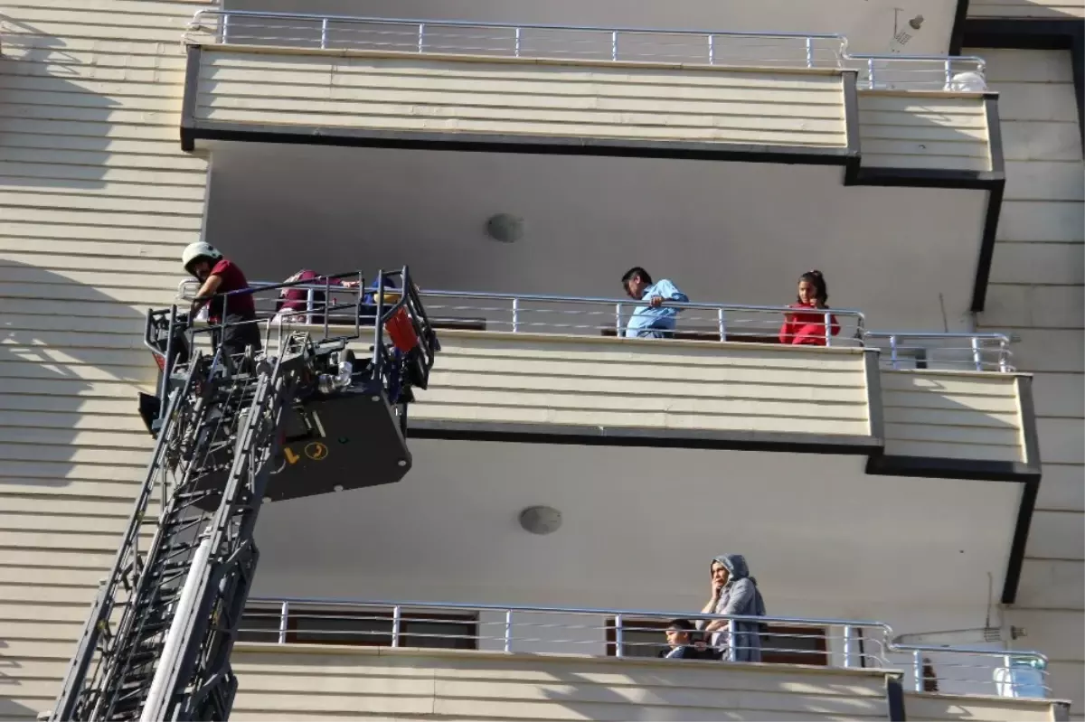 Diyarbakır\'da Ev Yangını: 4 Kişi Dumandan Etkilendi