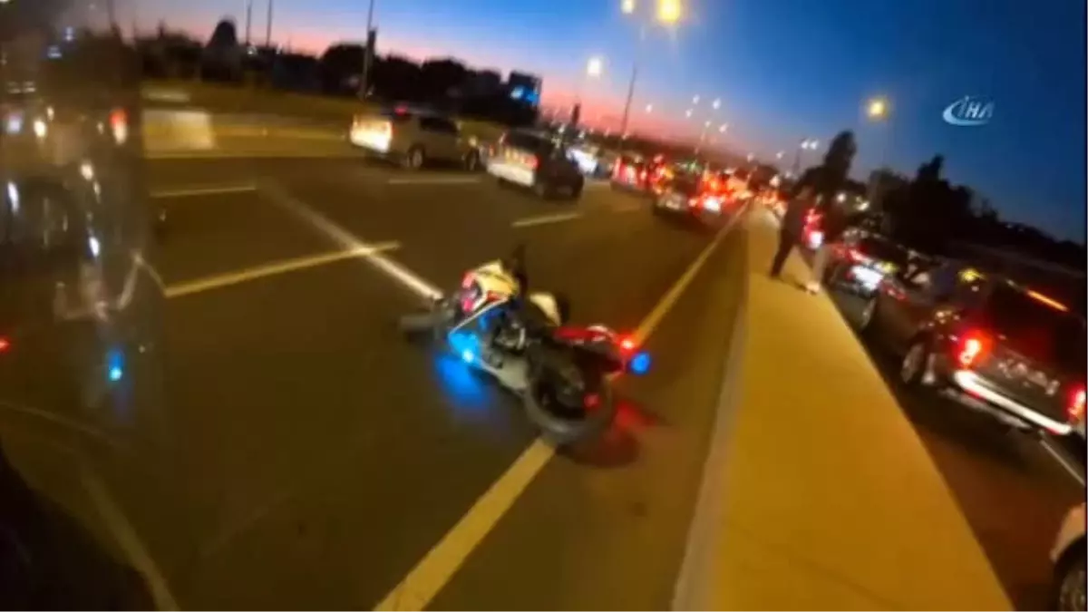 Duran Trafikte Aracın Kapısını Açılınca Motosikletli Böyle Kaza Yaptı