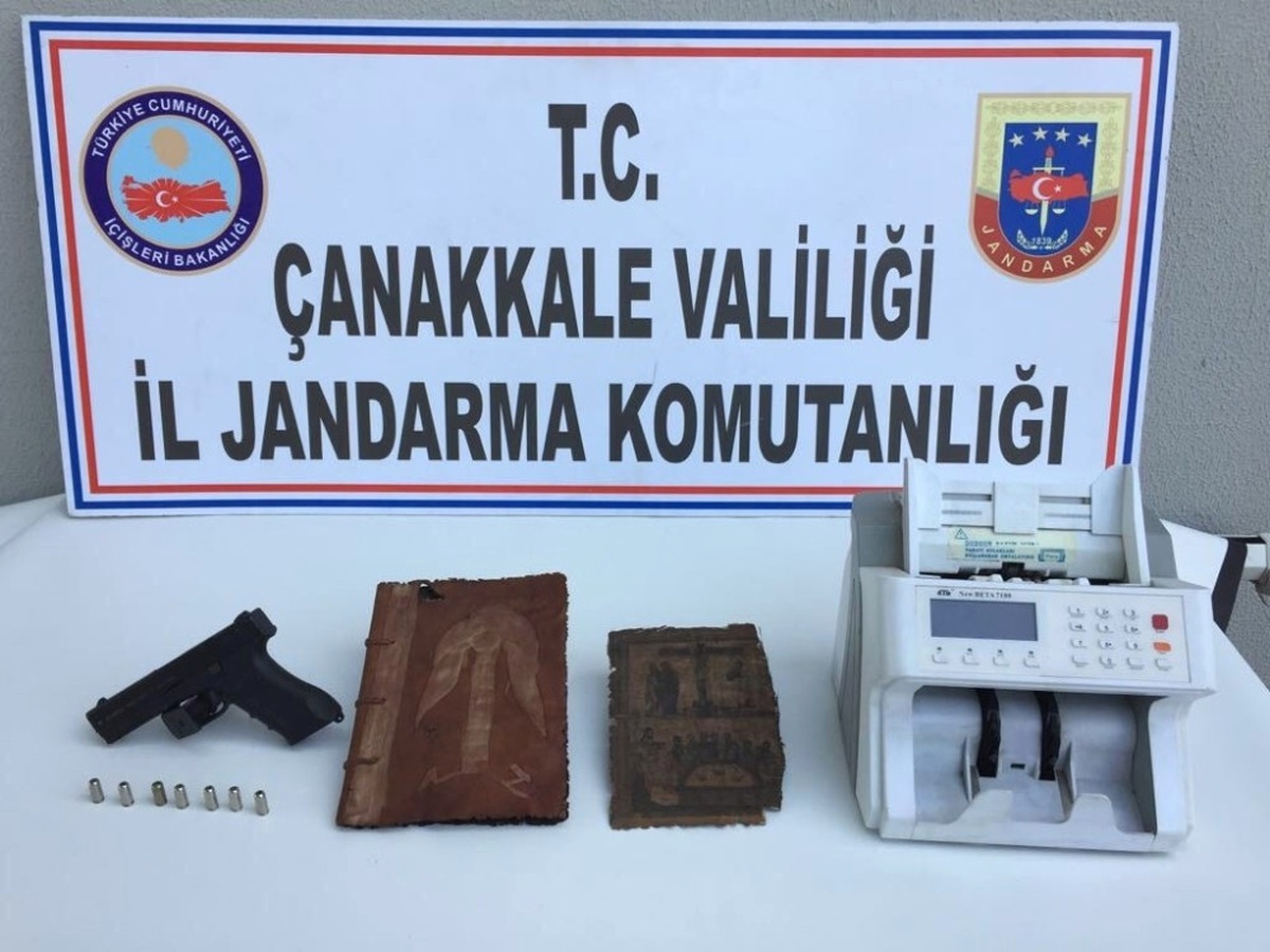 El Yazması İncil\'i Satamadan Yakalandılar