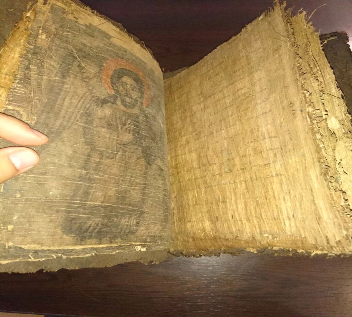 El Yazması İncil\'i Satamadan Yakalandılar