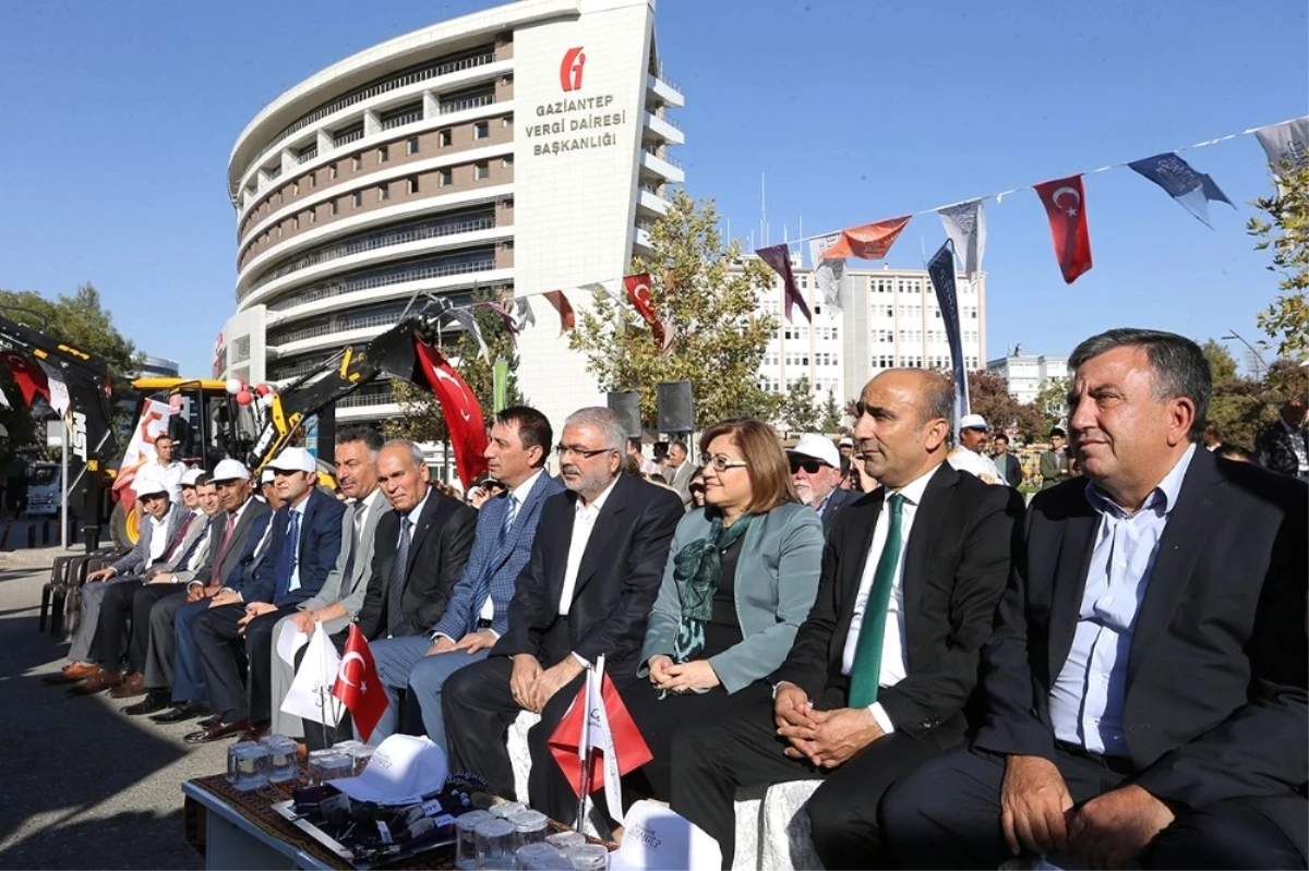 Gaziantep Büyükşehir Belediyesinden İlçe Belediyelerine Araç Desteği