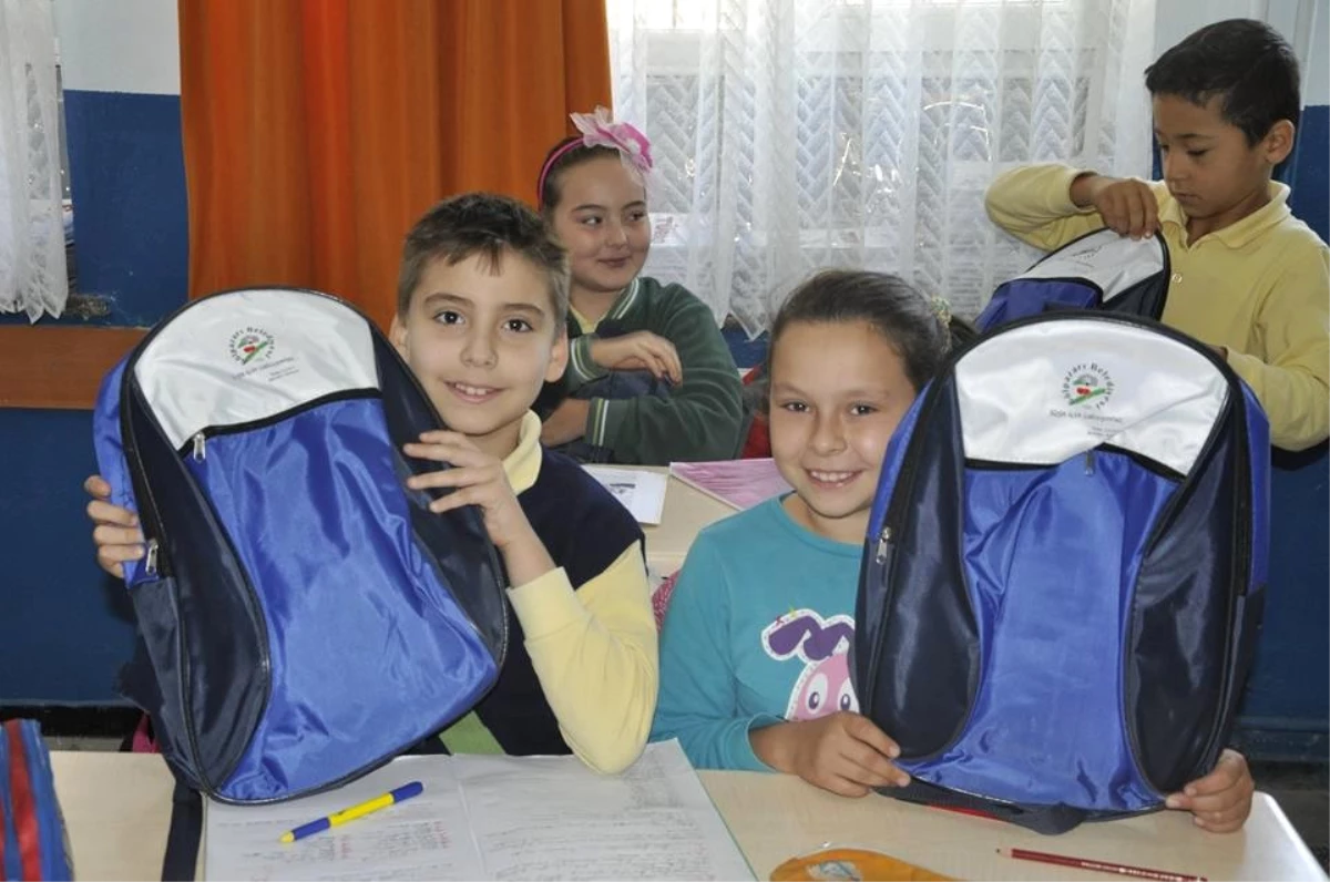 Gölpazarı\'nda Bin 20 Öğrenciye Okul Çantası Hediye Edildi