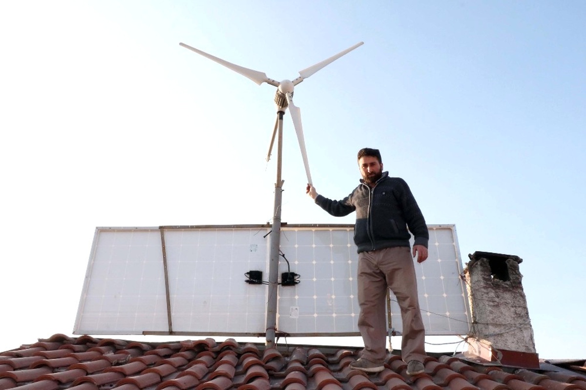 Güneş ve Rüzgarla Kendi Elektriğini Kendisi Üretiyor