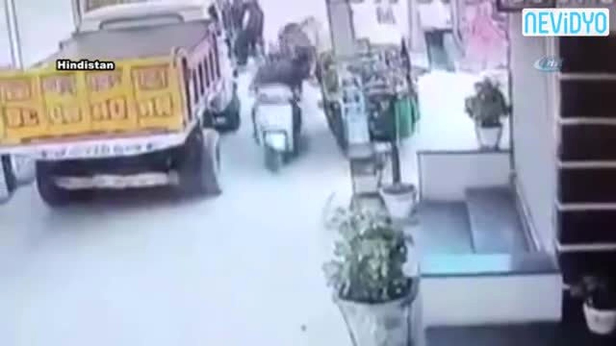 İneklerin Kavgasında Motosikletli Şahıs Yaralandı