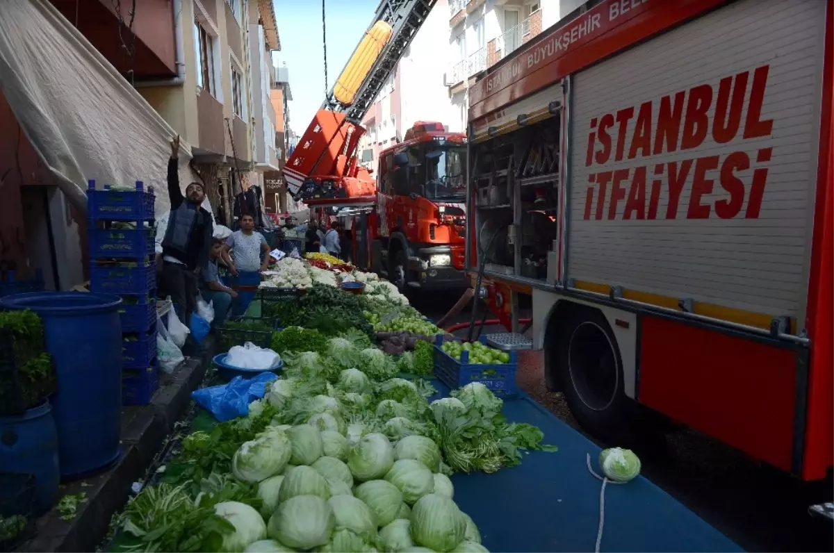 Kağıthane\'de Pazar Yerinde Yangın Paniği