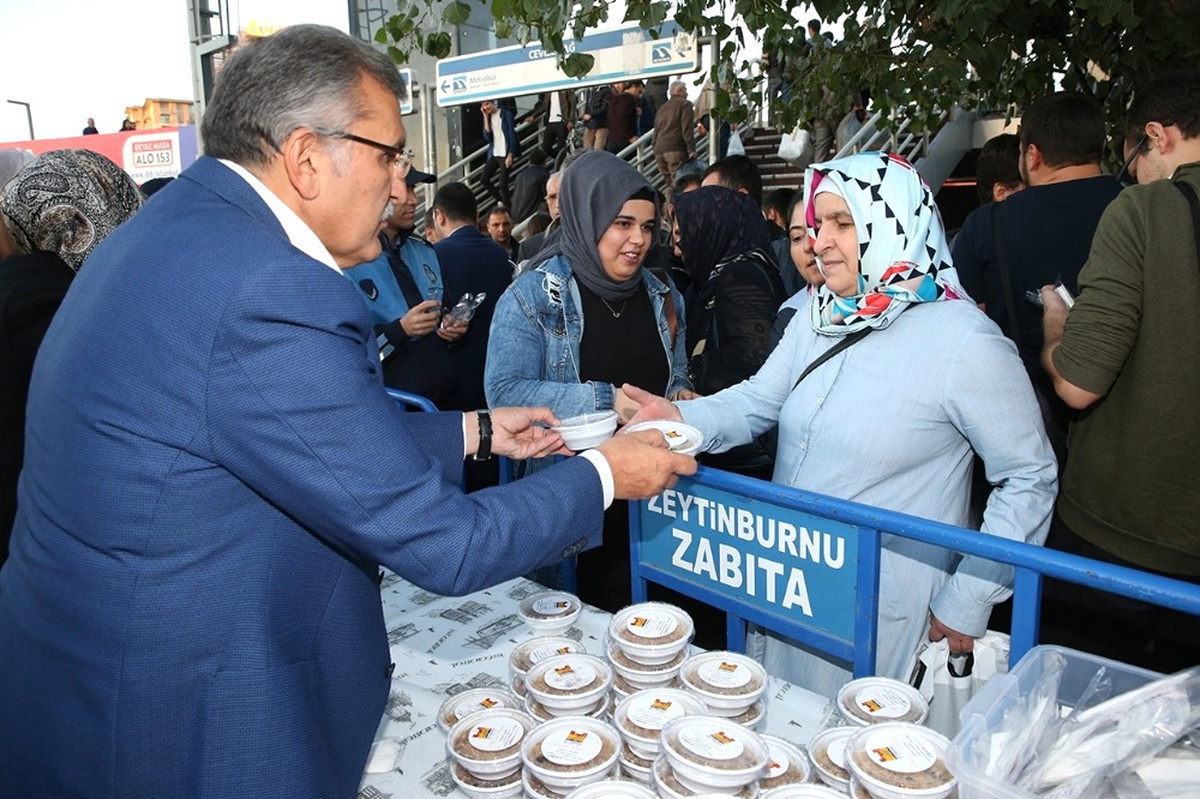 Metrobüs ve Tramvay Yolcularına Aşure Sürprizi