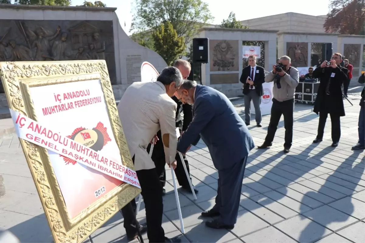 Muhtarlar Atatürk Anıtı\'na Çelenk Bıraktı