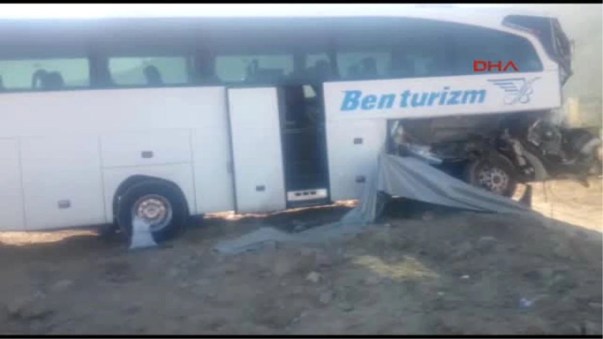 Afyonkarahisar\'da Tur Otobüsü ile Tır Çarpıştı 23 Yaralı