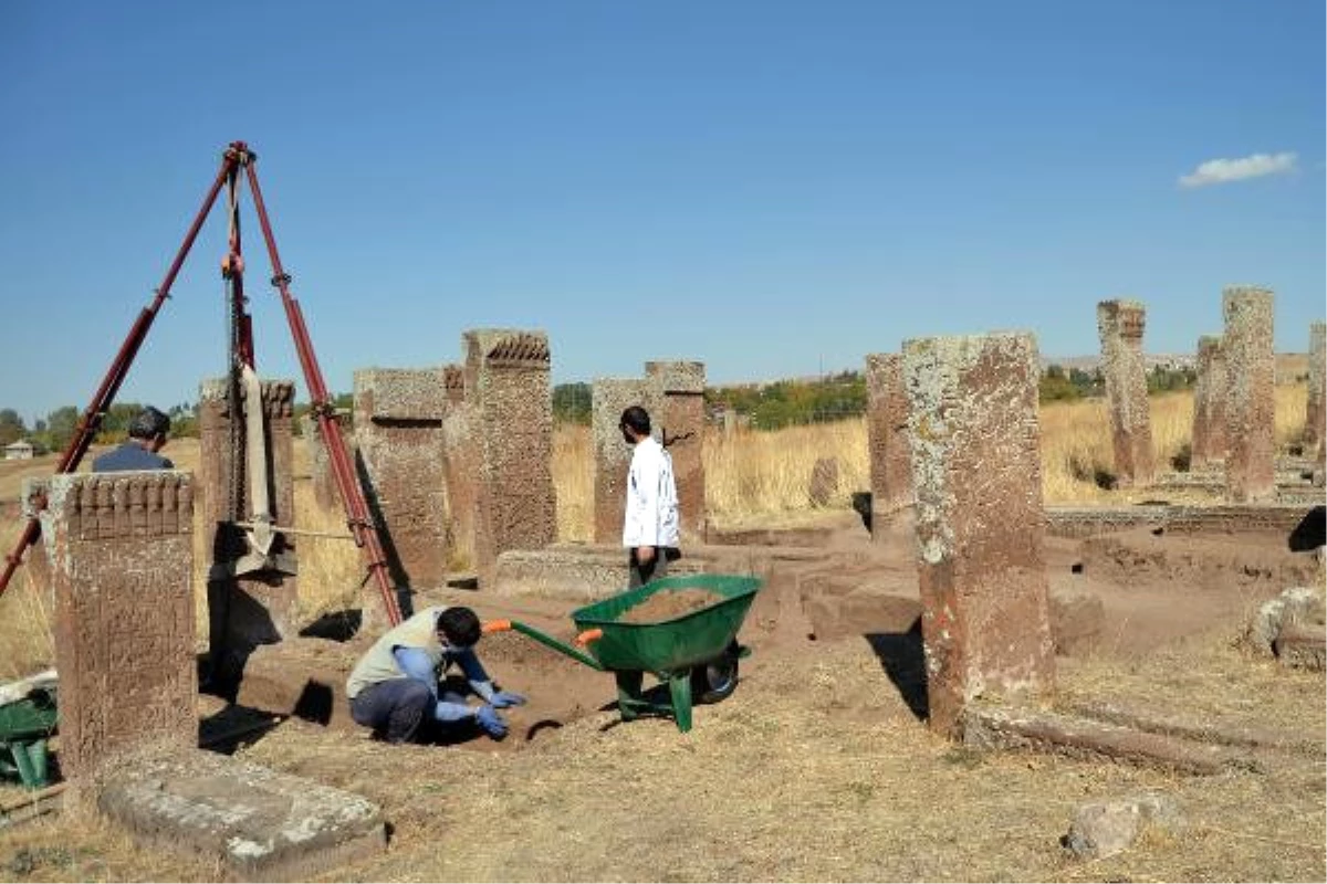 Ahlat Selçuklu Mezarlığında Yeni Mezarlar Gün Yüzüne Çıkarıldı