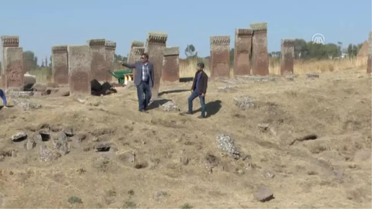 Ahlat\'taki Selçuklu Mezarlığı\'nda Yeni Mezar Taşları Bulundu