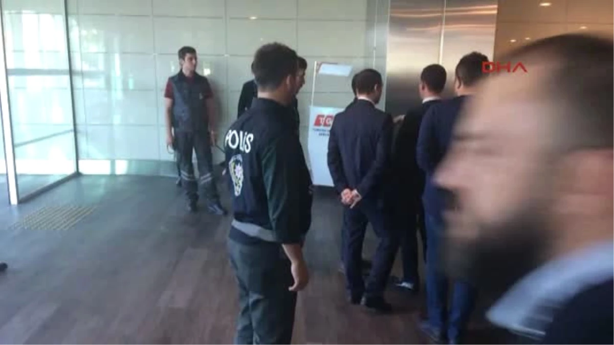 Türk Yolcuları Köpekle Arayan Avusturya\'ya, Atatürk Havalimanında Aynen Cevap Verildi