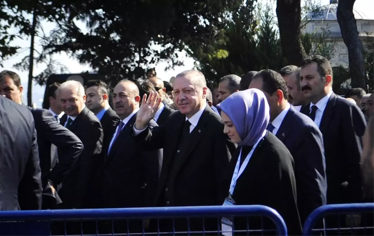 Cumhurbaşkanı Erdoğan, Cuma Namazını Bezm-i Alem Valide Sultan Camii\'nde Kıldı