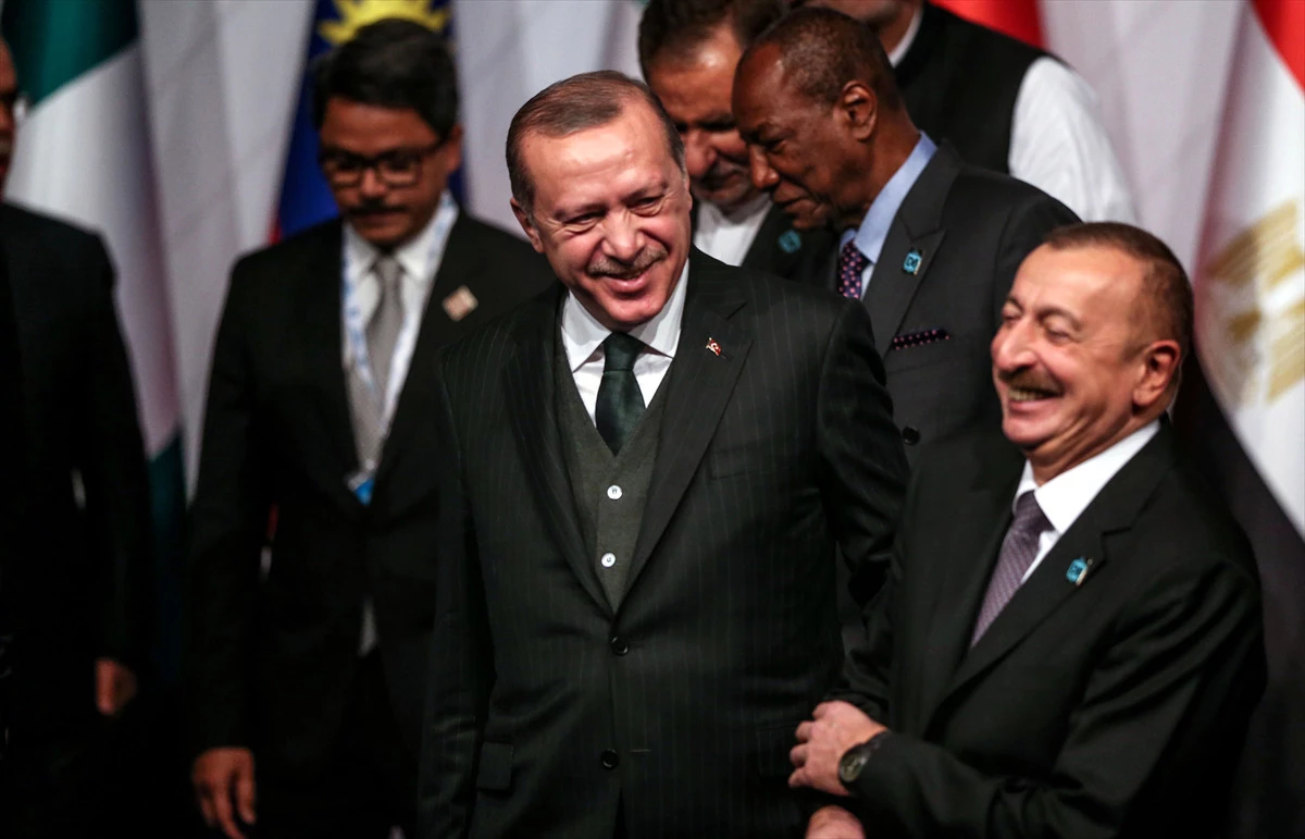 Gardaş Samimiyeti! D-8 Zirvesine Erdoğan ve Aliyev\'in Kahkahası Damga Vurdu