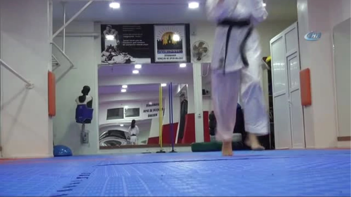 Diyarbakır\'ın En İyi Karatecisi 13 Yaşındaki Sena Oldu