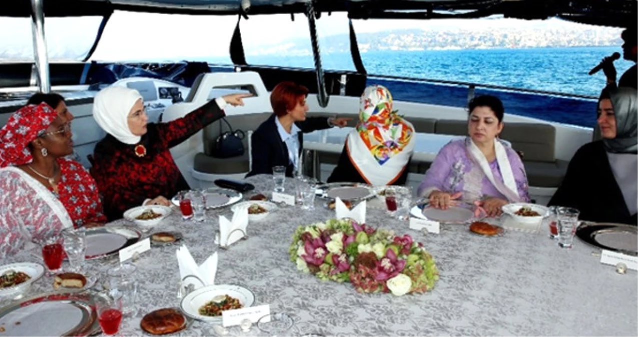 Emine Erdoğan, D-8 Zirvesine Katılan Liderlerin Eşlerini Teknede Ağırladı