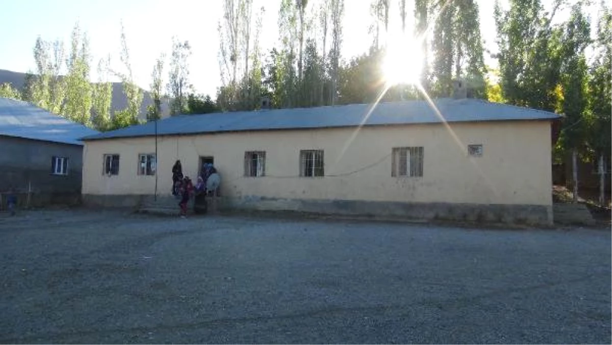 Eski Köy Okulunu Onardı, Kadınlara ve Çocuklara Eğitim Vermek İstiyor