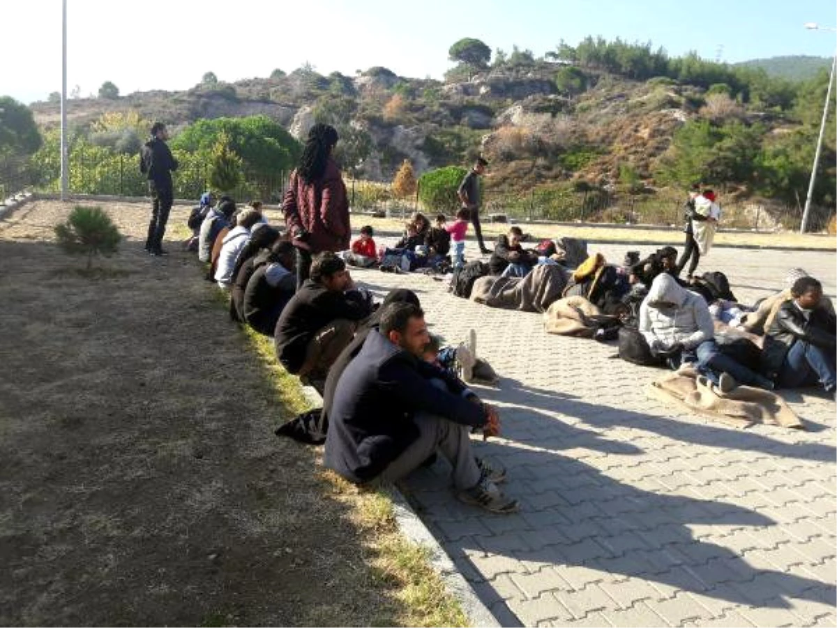 Foça\'da Kayalıklara Saklanmış 46 Kaçak Yakalandı