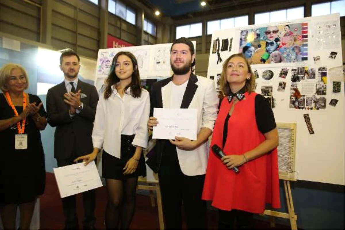 Genç Tasarımcılar Ödüllerini Arzu Kaprol\'ün Elinden Aldı