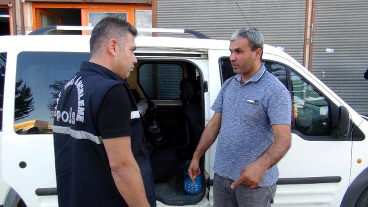 Hafif Ticari Araçtan 43 Bin Euro\'nun Çalınma Anı Kamerada