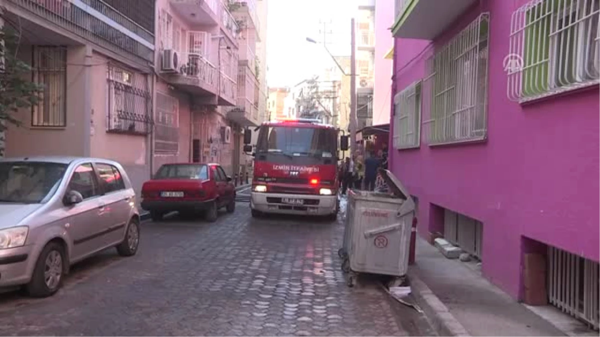 İzmir\'de Çatı Yangını