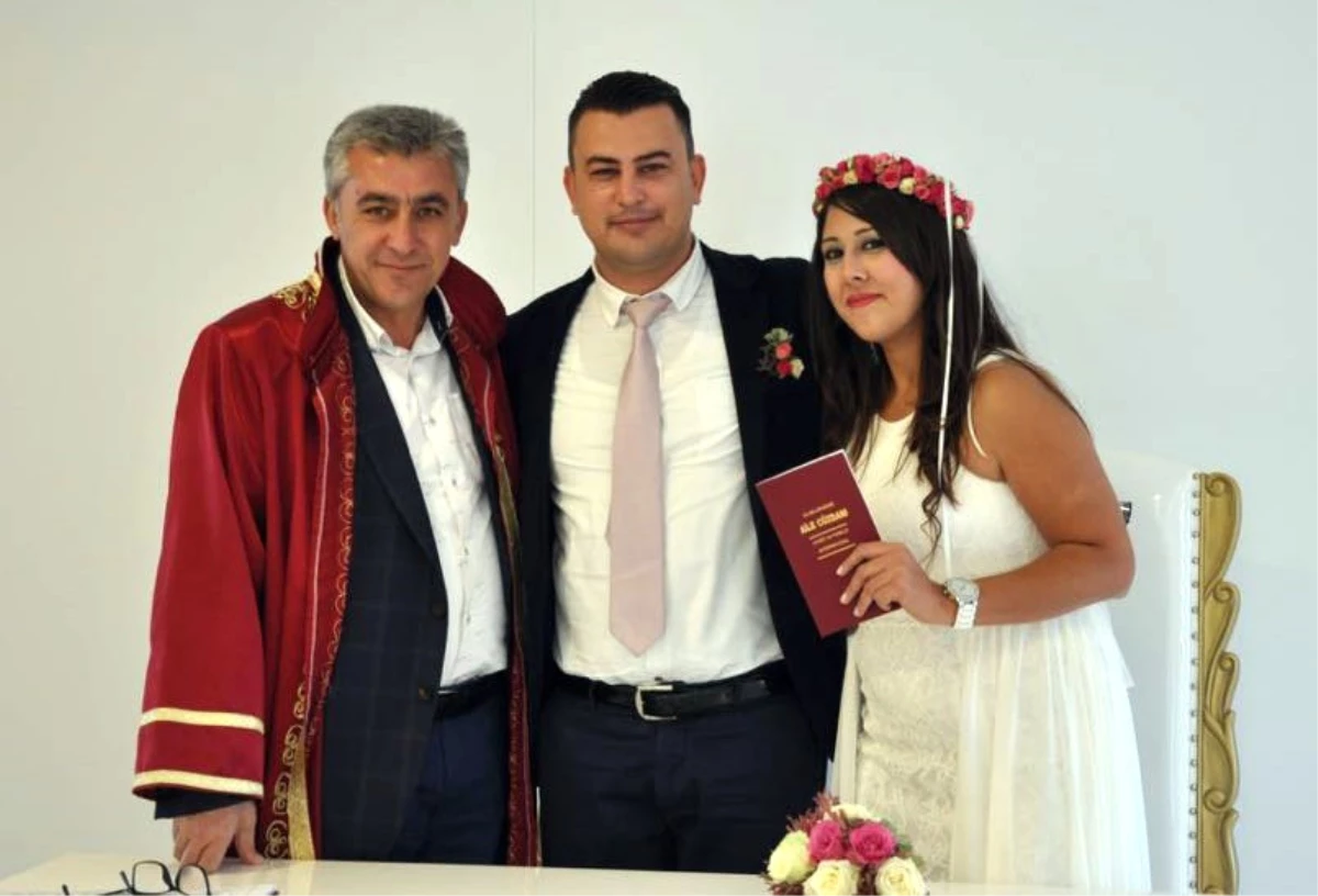 İzmir Güzelbahçe\'de 1 Liraya Nikah