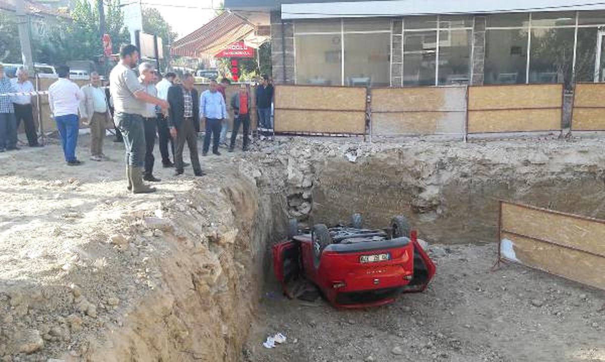Otomobil İnşaat Temeline Uçtu: 3 Yaralı