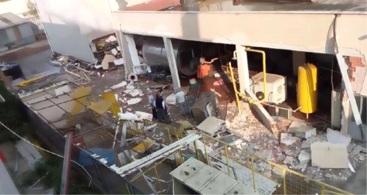 Samsun\'daki Fabrikada Patlama; Duvarlar Yıkıldı