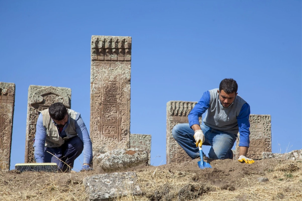 Selçuklu Mezarlığında İlk Kez Görülen Motifler Dikkat Çekti Yazdir Bitlis 20 Ekim 2017 Cuma 15: 10: ...