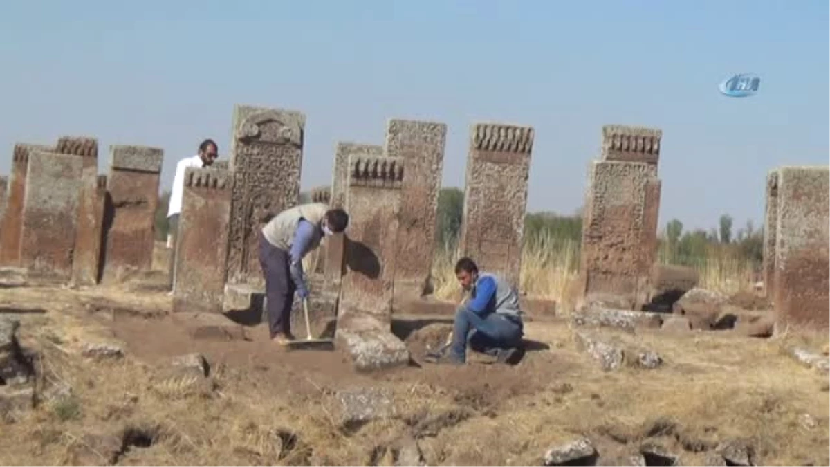 Selçuklu Mezarlığında İlk Kez Görülen Motifler Dikkat Çekti