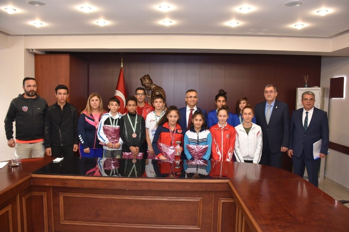 Vali Çeber, Şampiyon Sporcuları Kabul Etti