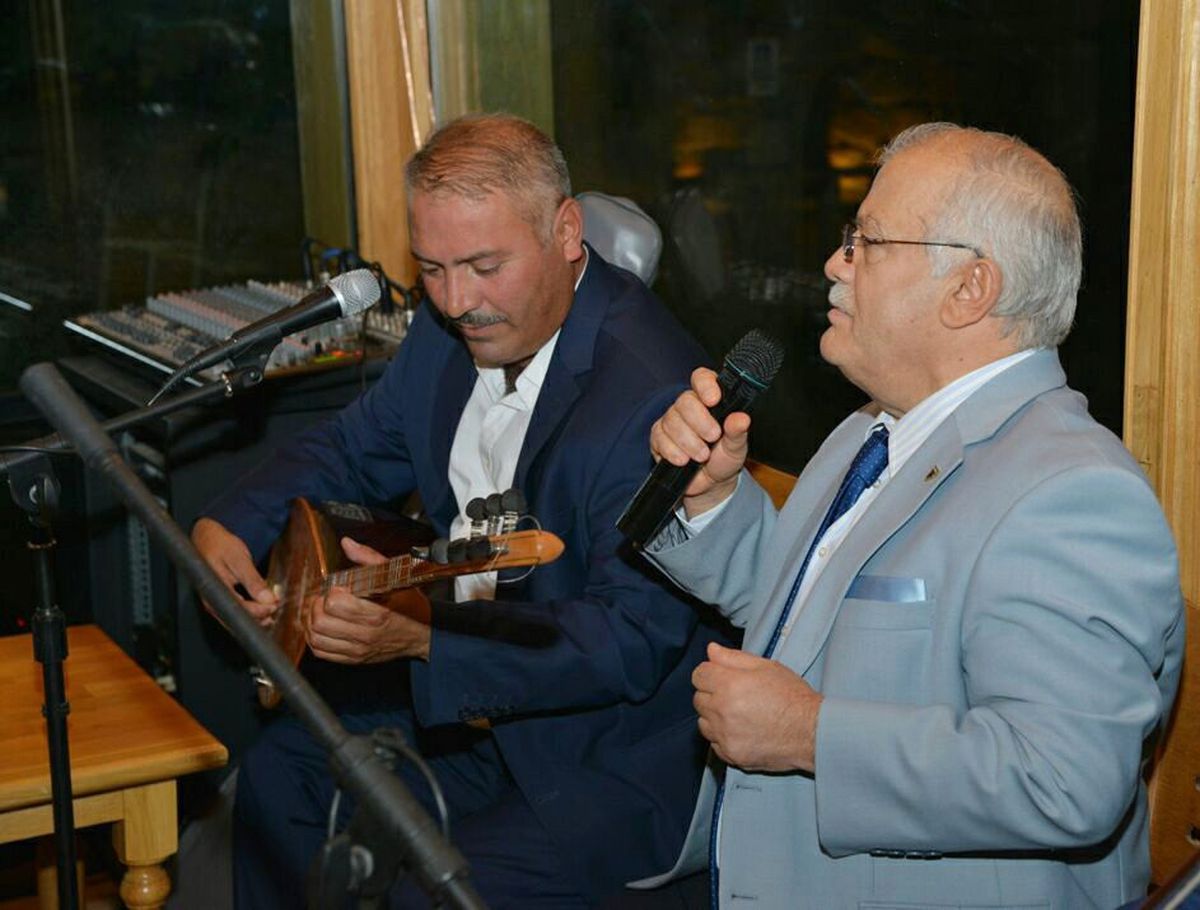 Vali Şentürk, Neşet Ertaş\'ın Yeğeni ile \'Açma Zülüflerin\' Türküsünü Okudu