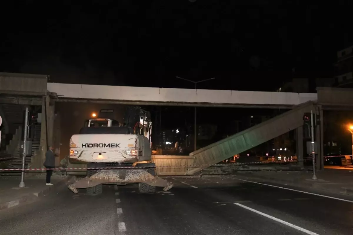 Yeni Proje İçin Eski Üst Geçidin Yıkımı Gerçekleştirildi