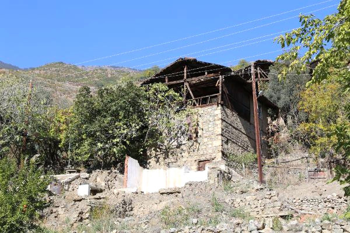 Artvin\'de Çelik Ailesi Asırlık Köylerini Terk Etmiyor