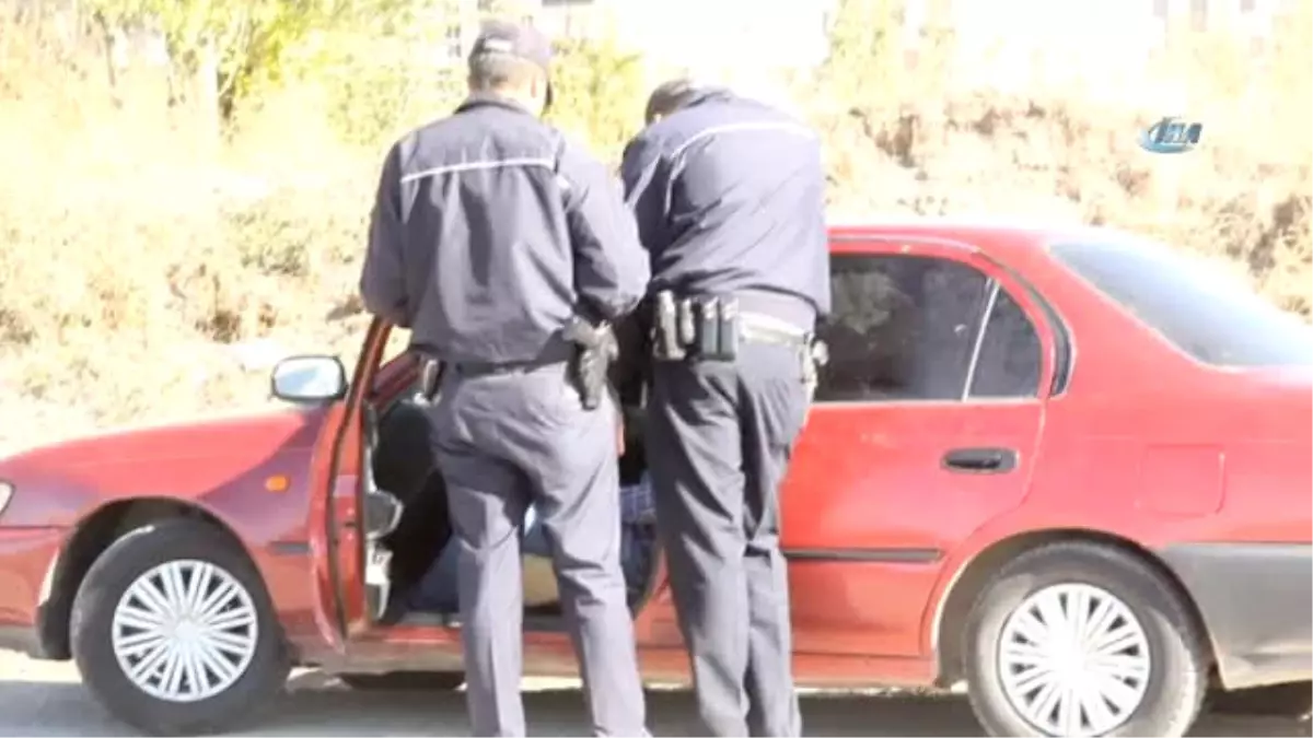 Bonzai İçti, Otomobilin Şoför Koltuğunda Kendinden Geçti