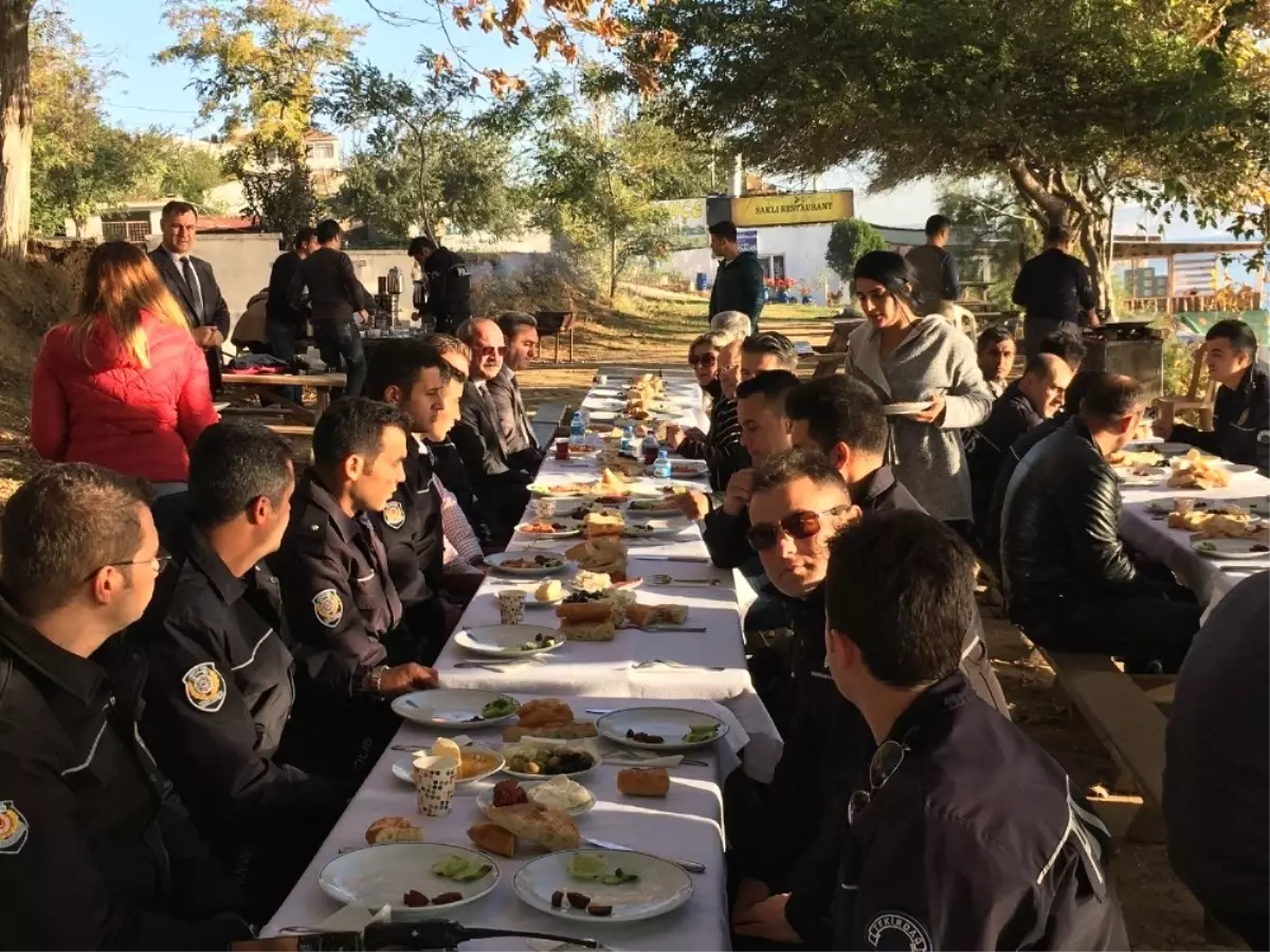 Çevik Kuvvet Kahvaltıda Buluştu