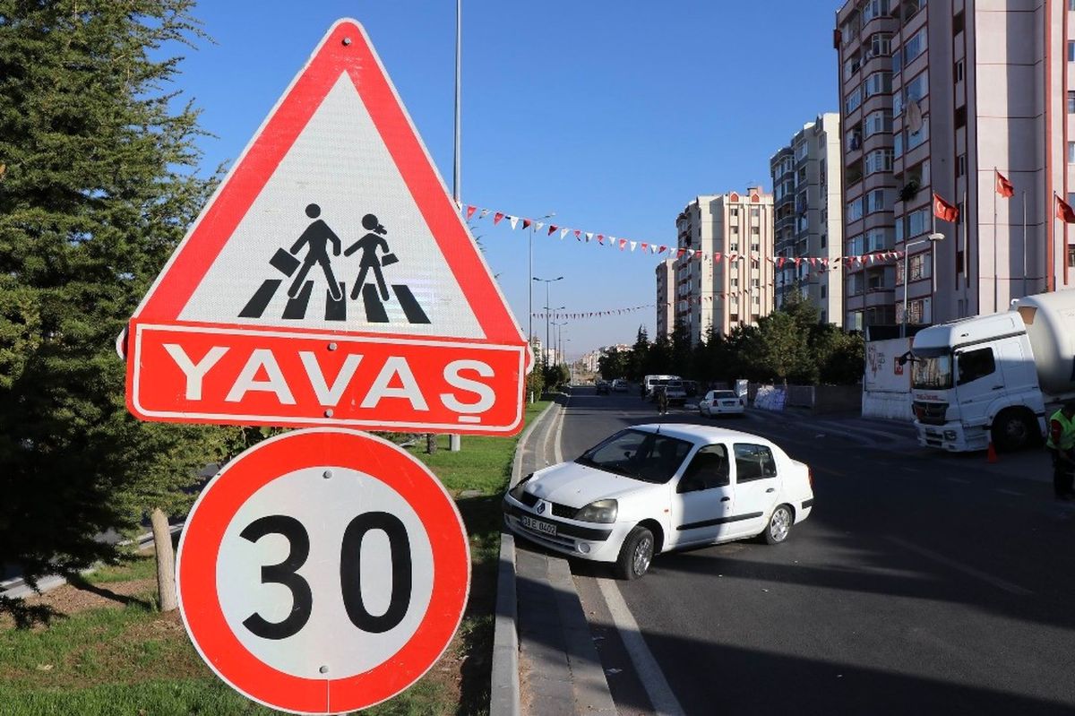 Direksiyon Hakimiyetini Kaybetti, Kaldırımda Yürüyen Çocukları Ezdi