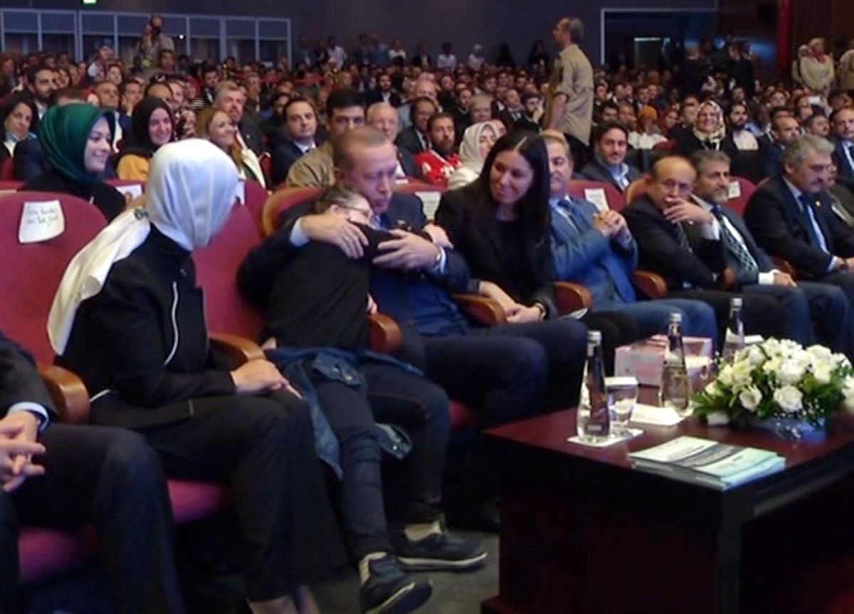 Down Sendromlu Minik Kız Cumhurbaşkanı Erdoğan\'a Sarıldı