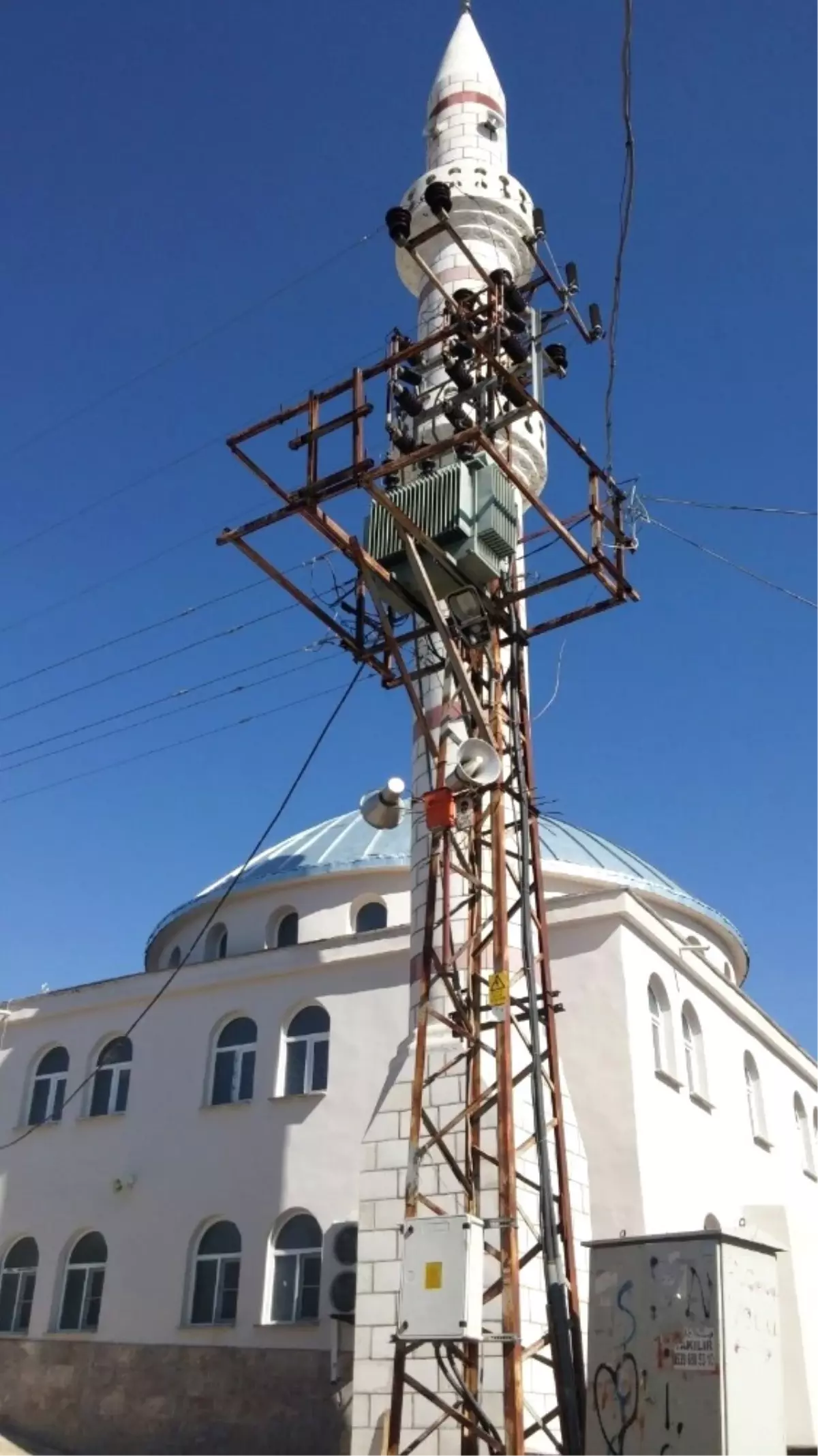 Elektrik Direği Caminin Siluetini Bozuyor