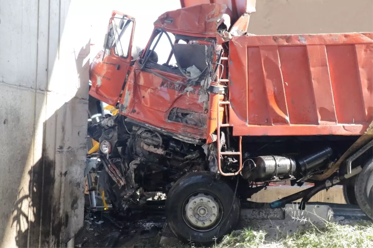 Hızını Alamayan Belediye Kamyonu Köprü Ayağına Çarptı: 1 Ölü