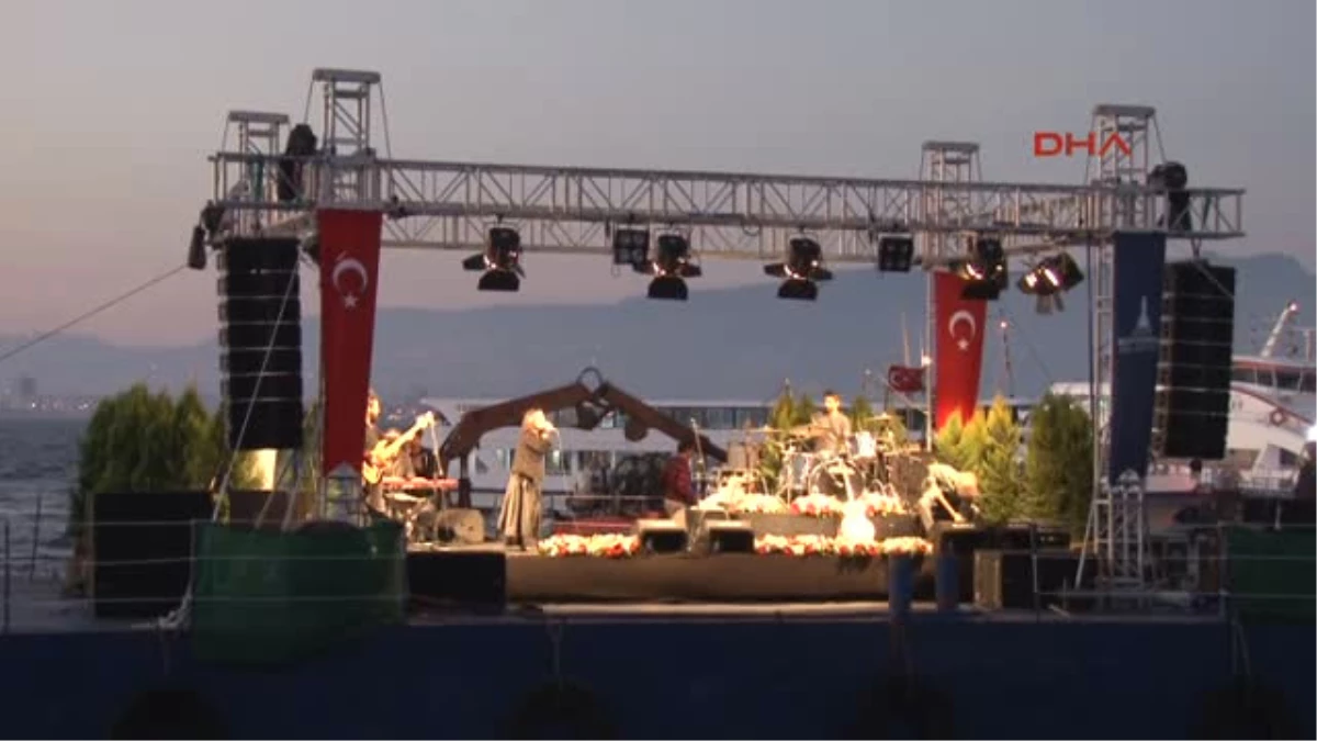 İzmir Körfezi\'nde Konser Keyfi