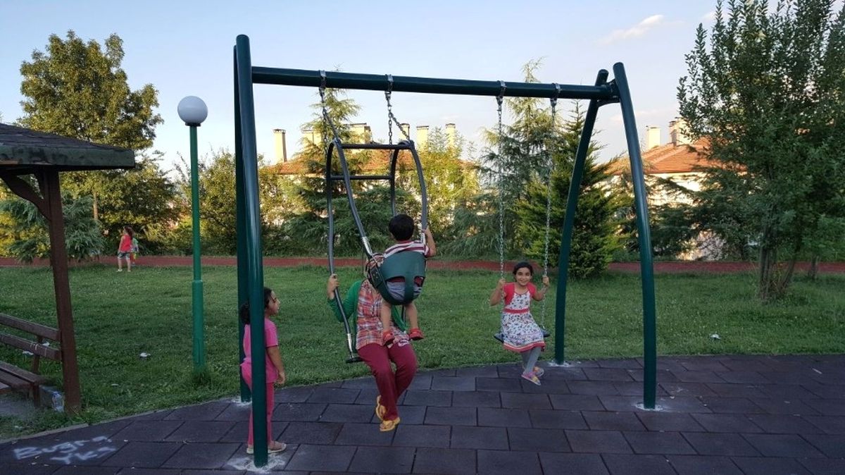 İzmit Parklarınaa Anne-baba Salıncağı