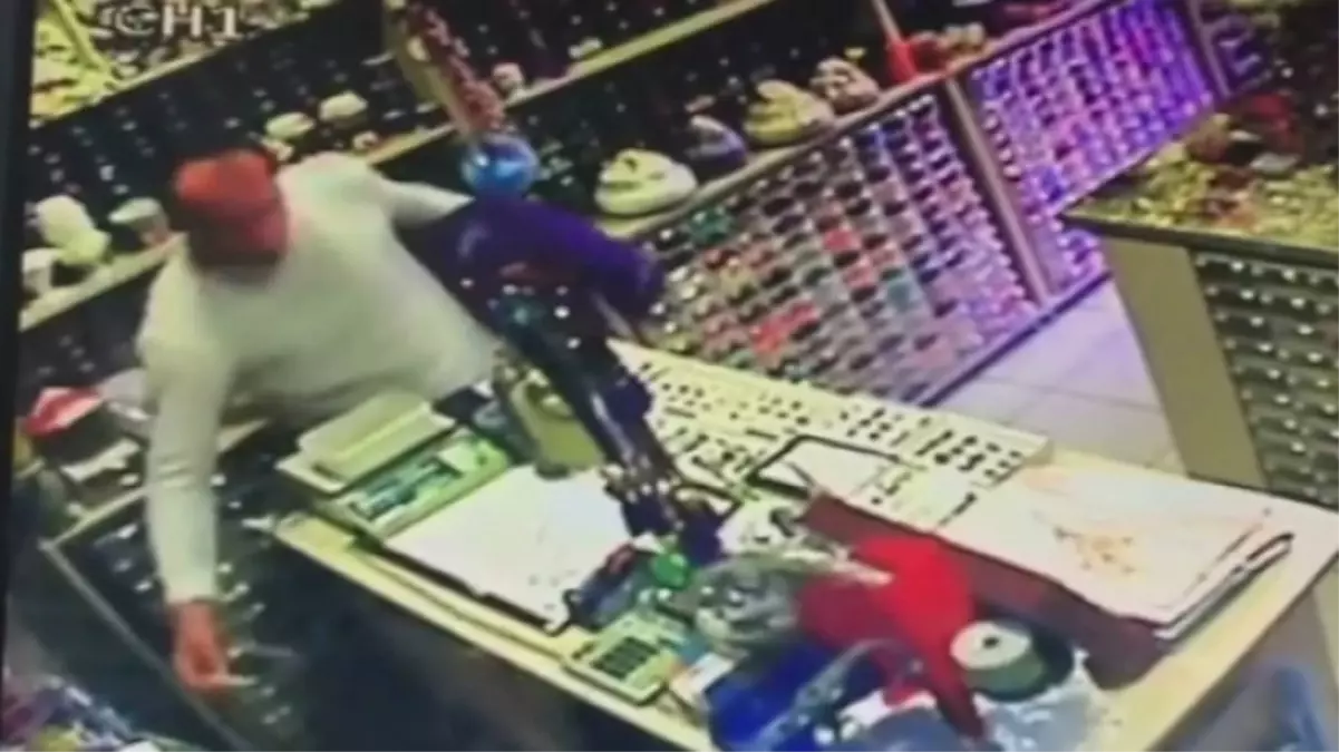 Müşteri Kılığında Geldiği Dükkanda Cep Telefonunu Çaldı