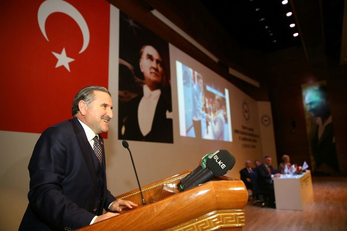 Spor Bakanı Bak, 1 Saatte 616 Delegeyle Tek Tek Fotoğraf Çektirerek Zor Bir Rekora İmza Attı
