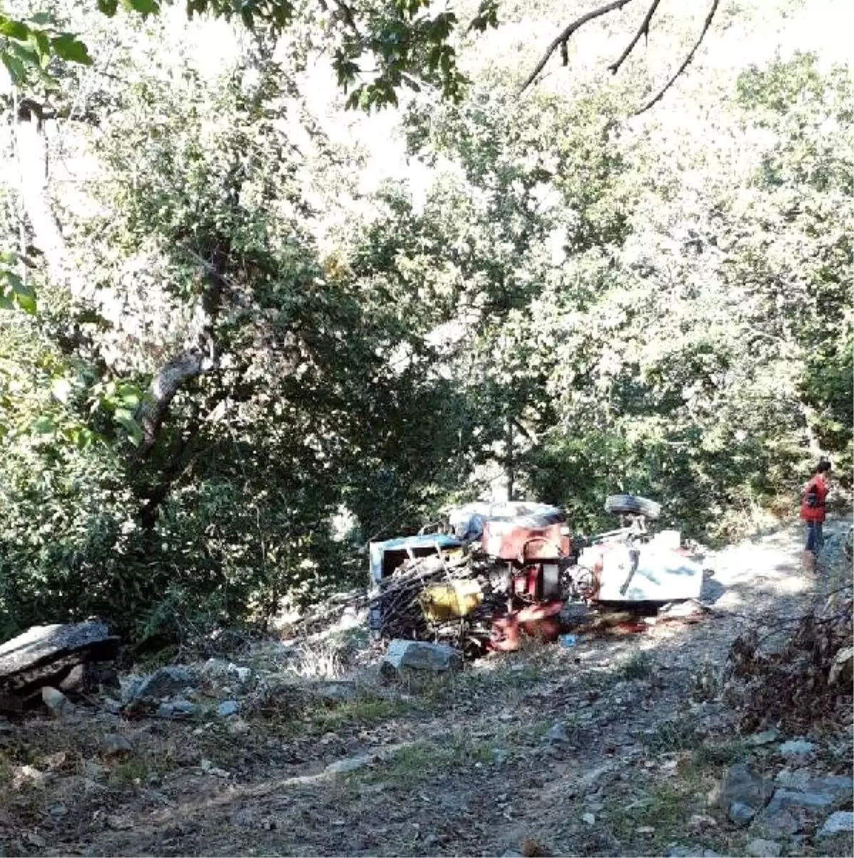 Tarla Yolunda Devrilen Traktörün Sürücüsü Öldü