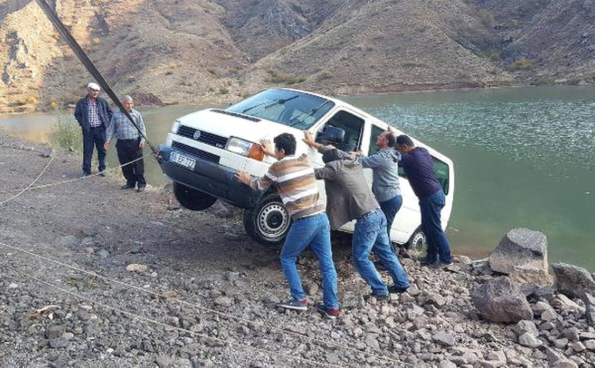 Yokuş Aşağı Park Edilen Minibüs Baraja Kaydı